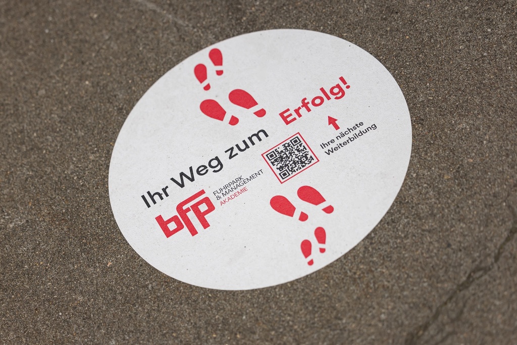 Fußbodenaufkleber als Wegeleitung