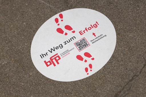 Fußbodenaufkleber als Wegeleitung